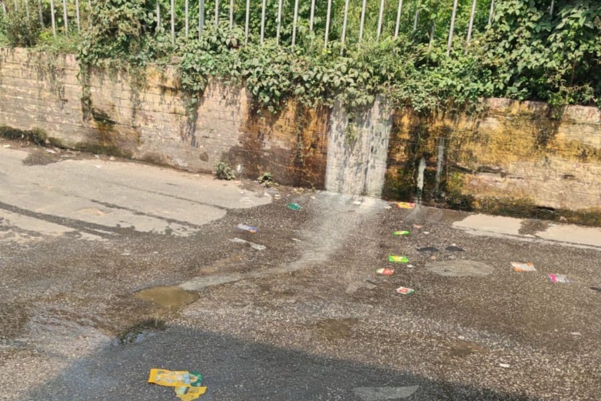 जमालपुर के जुबली वेल-स्टेशन रोड पर बह रहा शौचालय का दुर्गंधयुक्त पानी