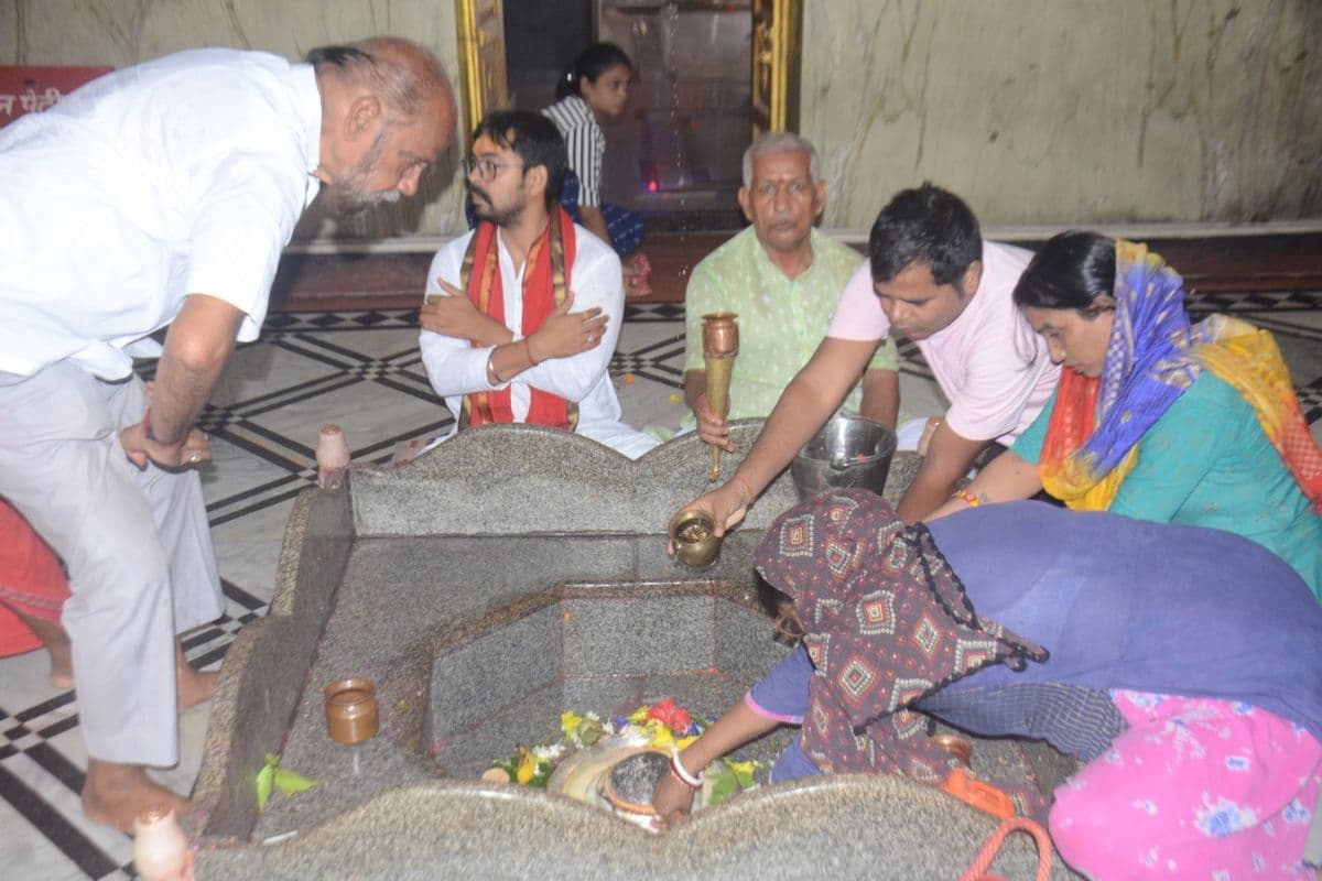 बाबा बूढ़ानाथ मंदिर में संपन्न हुई सरकारी पूजा, श्रद्धालुओं ने किया जलाभिषेक