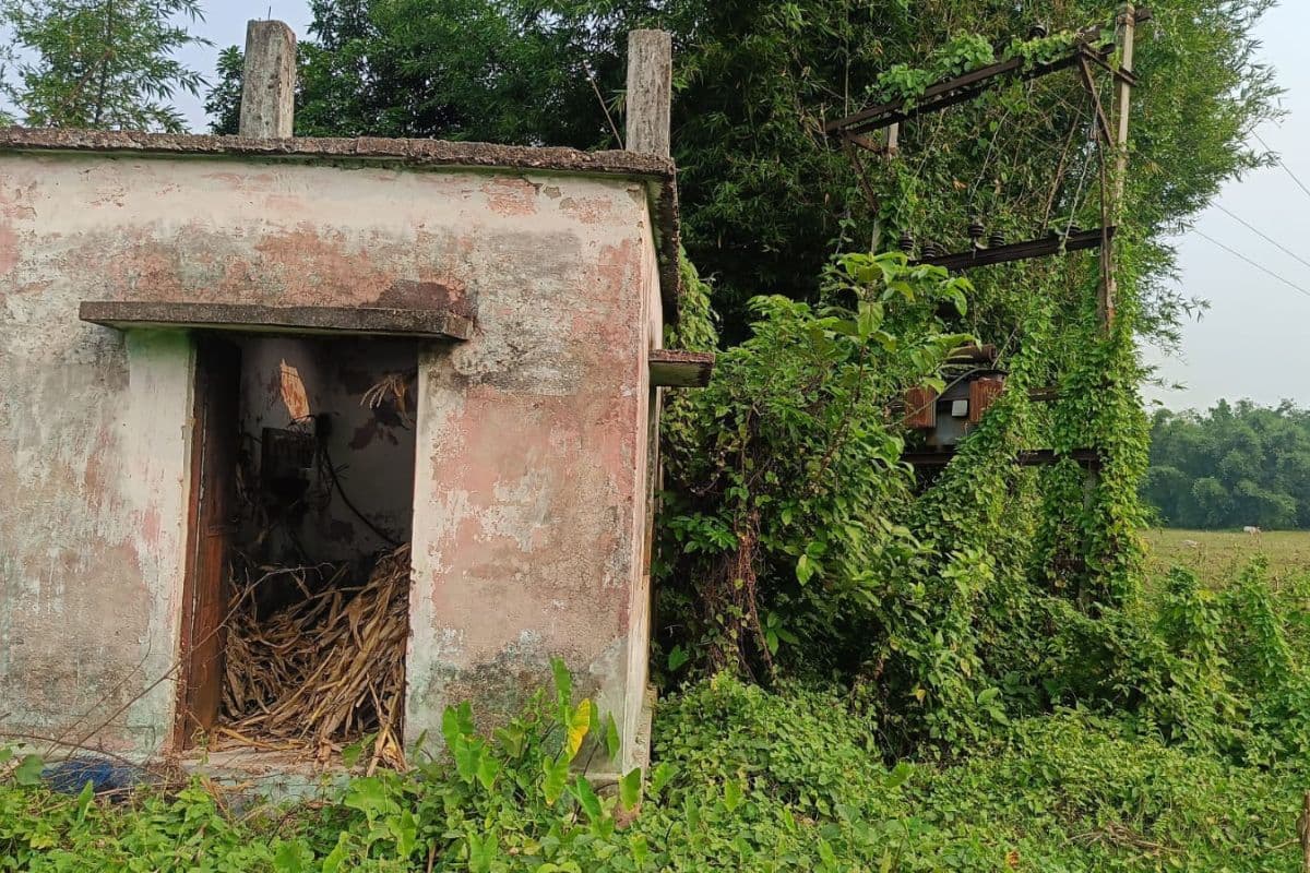 टेढ़ागाछ के कमाती गांव में वर्षों से दम तोड़ रहा सरकारी स्टेट बोरिंग
