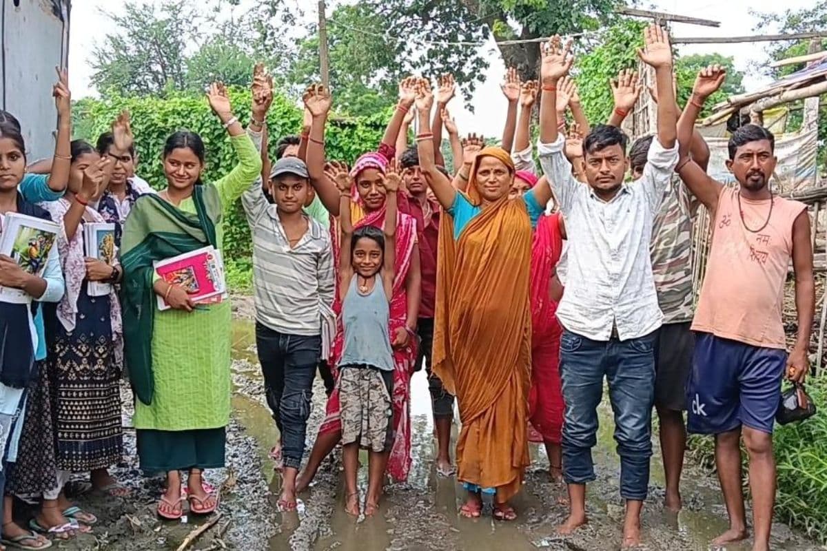 नरपतगंज में ग्रामीणों ने सड़क निर्माण की मांग को लेकर किया प्रदर्शन, 30 दिनों का अल्टीमेटम