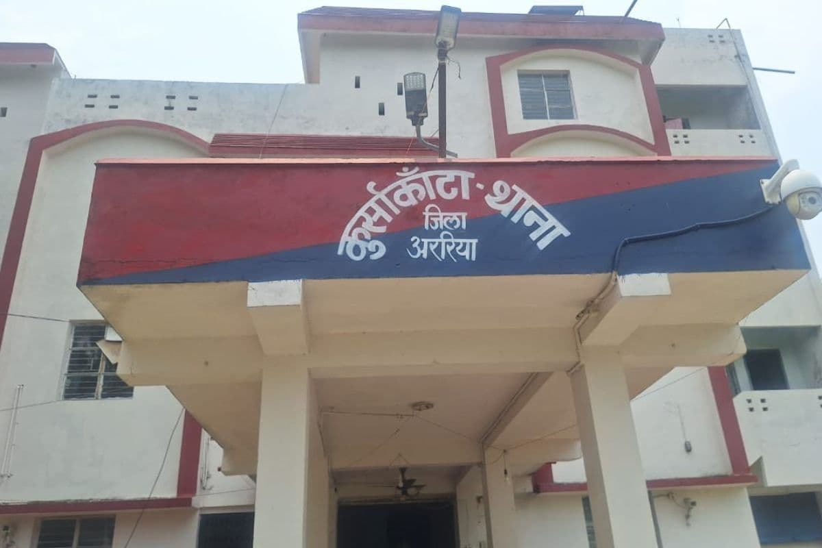 कुर्साकांटा में शराब तस्कर गिरफ्तार: 14 लीटर देसी शराब और चोरी की बाइक बरामद