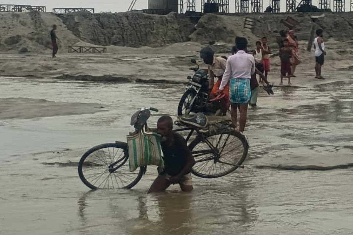 रेतुआ नदी का जलस्तर बढ़ने से लोधाबाड़ी डायवर्सन बहा, दर्जनों गांवों का संपर्क टूटा