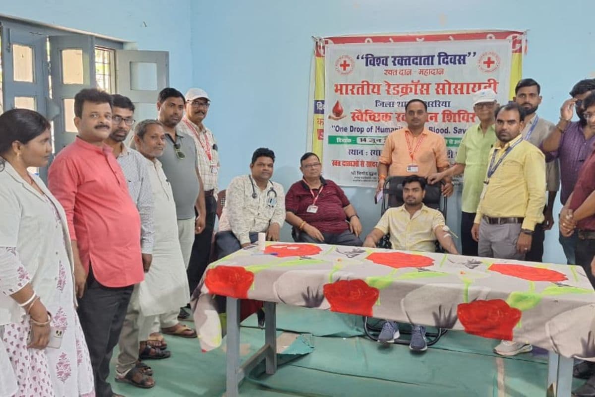 विश्व रक्तदाता दिवस: अररिया में रेड क्रॉस शिविर में हुआ रक्तदान