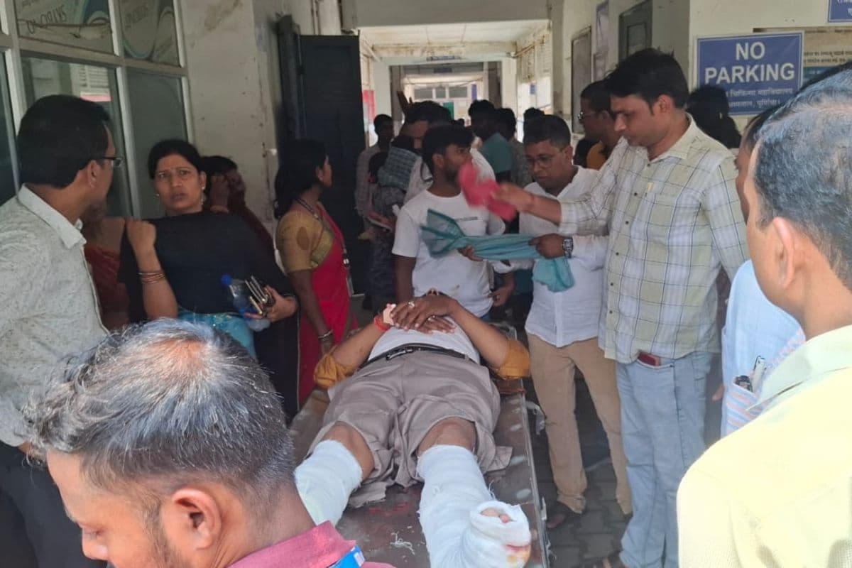 सहयोग शिविर में जा रहे अमौर के सांख्यिकी पदाधिकारी की गाड़ी दुर्घटनाग्रस्त, अधिकारी के दोनों पैर टूटे, ड्राइवर का पैर कटा
