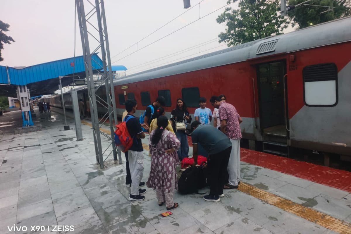 कटिहार रेलखंड पर मेगा ब्लॉक का असर: बदले मार्ग से चली गरीब नवाज एक्सप्रेस