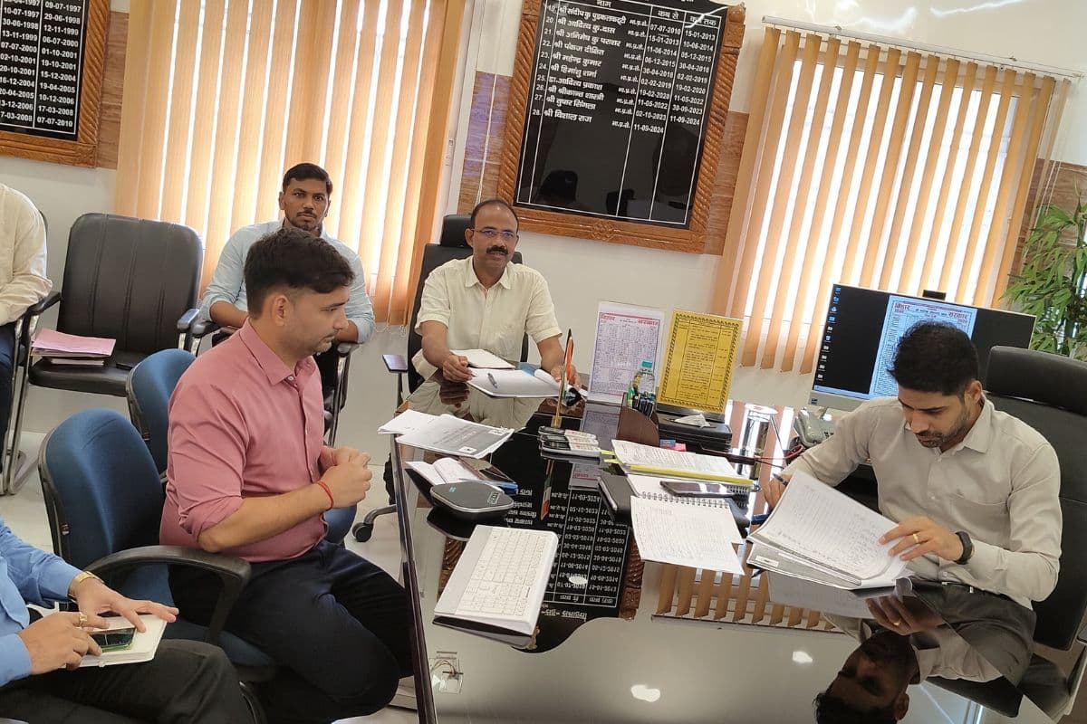 किशनगंज में संभावित बाढ़ और कटाव को लेकर DM की हाई-लेवल मीटिंग: जारी हुआ हेल्पलाइन नंबर