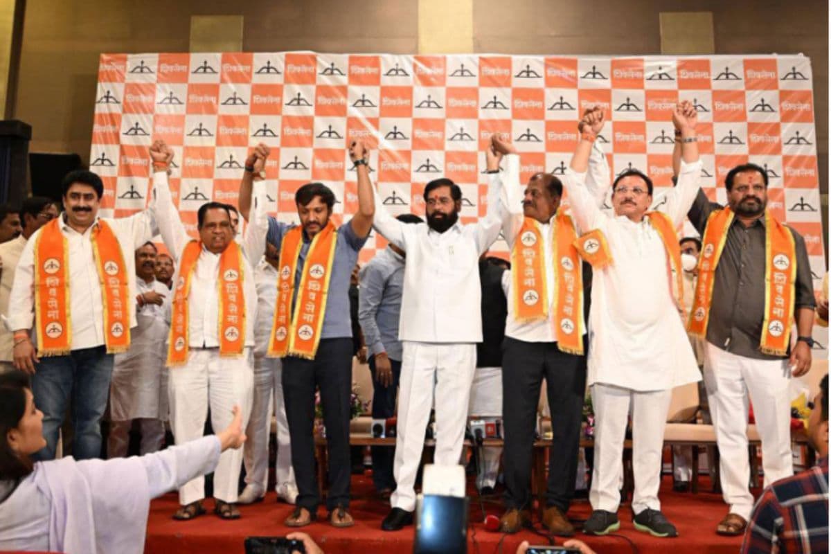शिवसेना (UBT) को बड़ा झटका: 6 सांसद शिंदे गुट में शामिल, स्पीकर के दरबार पहुंची ठाकरे सेना