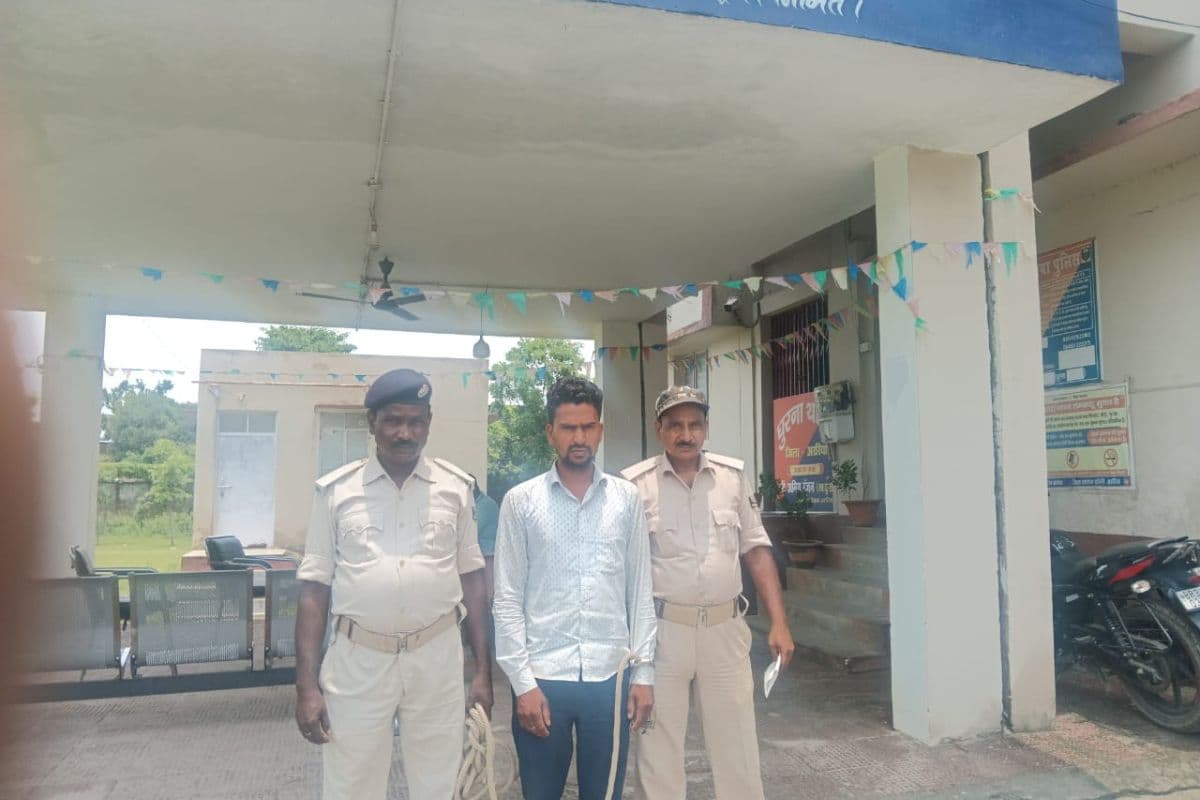 बेला बॉर्डर पर एसएसबी की कार्रवाई: चीनी और धान बीज के साथ नेपाली तस्कर गिरफ्तार