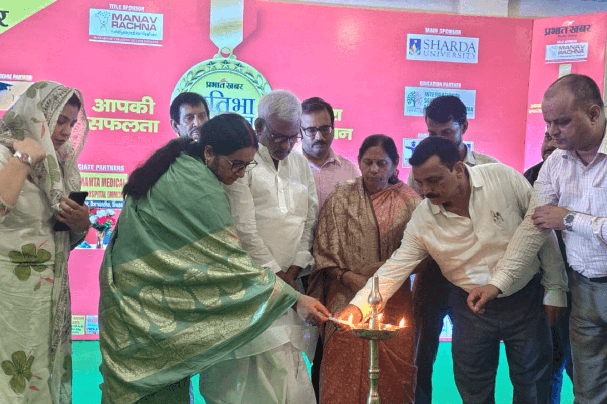 सासाराम: प्रभात खबर प्रतिभा सम्मान समारोह का उद्घाटन हुआ, भक्ति गीतों पर झूमे दर्शक