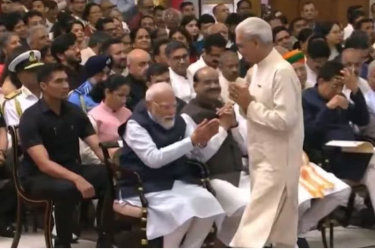 मोदी से हैंडशेक मिस होने पर ट्रोल हुए पद्मश्री विजेता, अभिनेता रस्तोगी ने दिया करारा जवाब