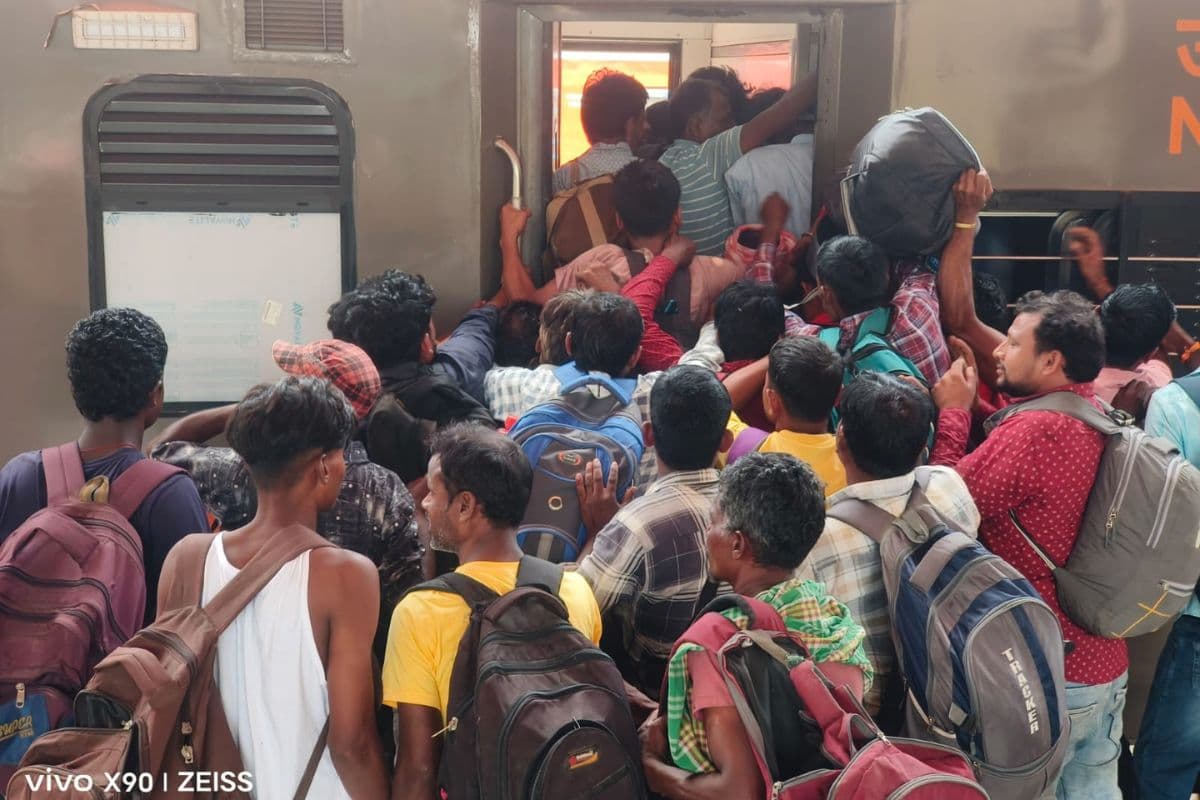 अमृत भारत एक्सप्रेस में उमड़ा जनसैलाब: सीट के लिए ठाकुरगंज स्टेशन पर रातभर जागते रहे यात्री