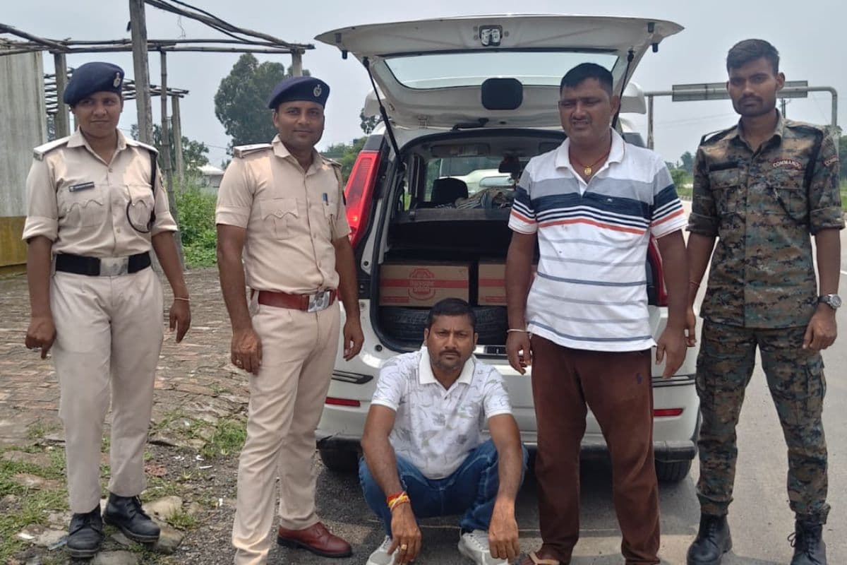 किशनगंज में शराब तस्करी नाकाम, कार से 204 लीटर शराब बरामद, तस्कर गिरफ्तार