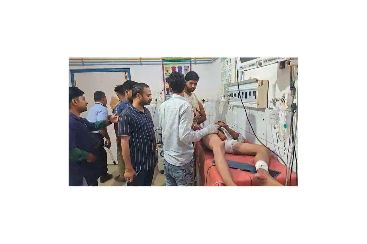 सदर अस्पताल मुख्य द्वार पर अपराधियों ने गोली मारकर युवक को किया घायल, पटना रेफर