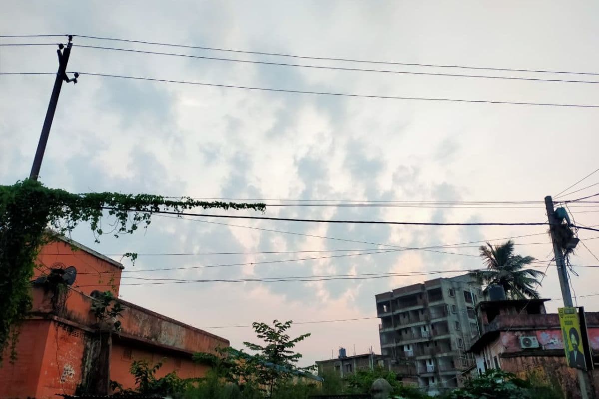 पूर्णिया में आज बादलों की ओट से सूरज दिखाएगा आंख, 38 डिग्री के पार जाएगा पारा, उमस से लोग बेहाल