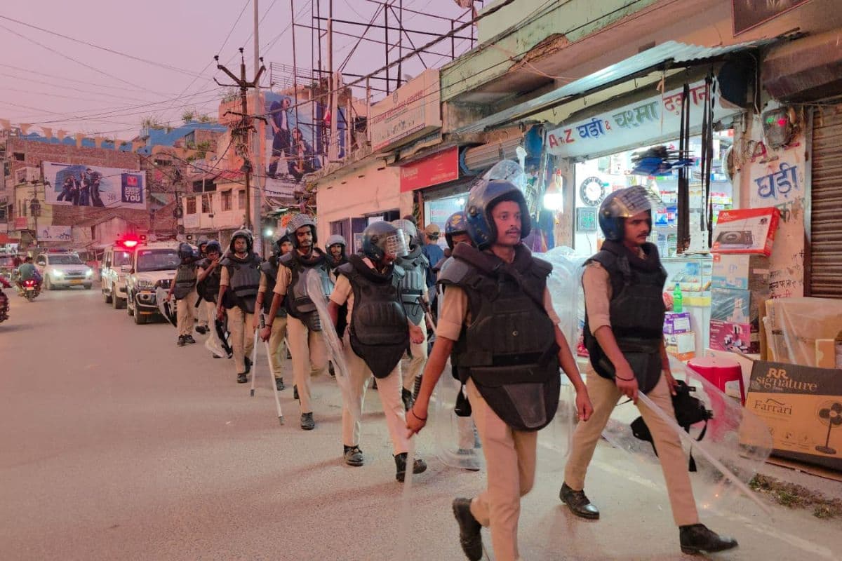 मुहर्रम पर शांति व सौहार्द बनाए रखने के लिए मधेपुरा पुलिस ने निकाला फ्लैग मार्च, सोशल मीडिया पर पैनी नजर