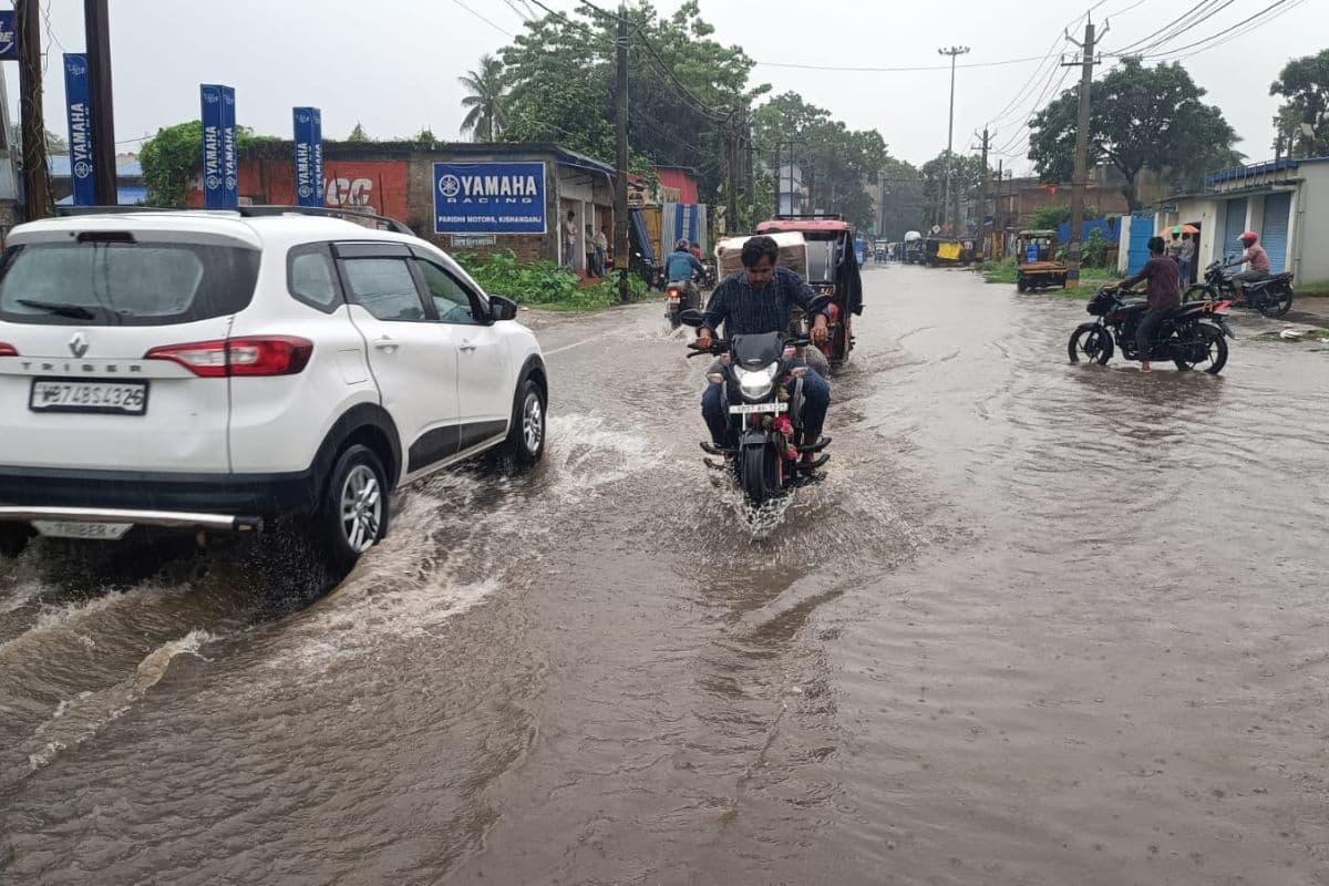किशनगंज में झमाझम बारिश से मौसम हुआ सुहाना, पर जलजमाव ने बढ़ाई मुसीबत