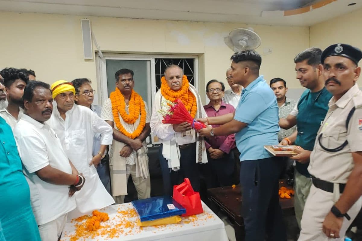 फारबिसगंज रेलवे स्टेशन पर आरपीएफ प्रभारी उमेश प्रसाद सिंह को दी गयी विदाई