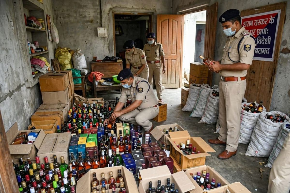 शराब तस्कर के घर छापा, लाखों की विदेशी शराब बरामद