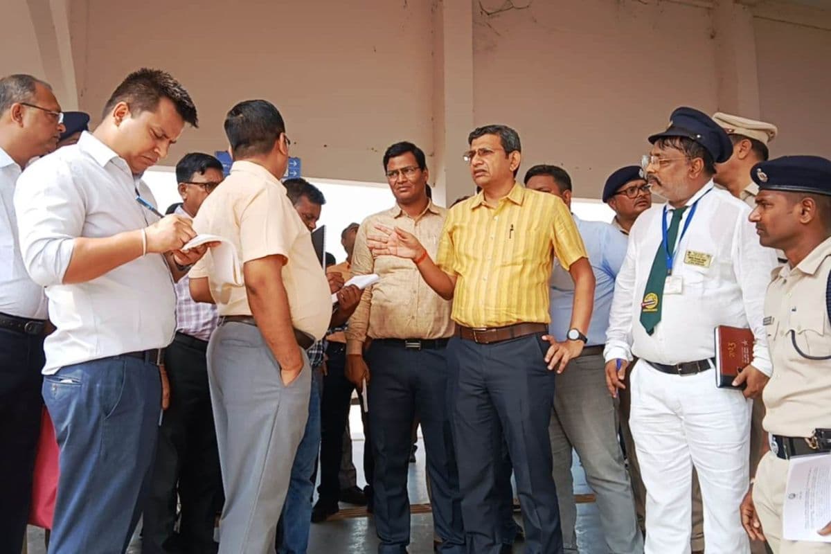सुलतानगंज स्टेशन का डीआरएम ने किया निरीक्षण, 15 जुलाई तक एफओबी पूरा करने का निर्देश