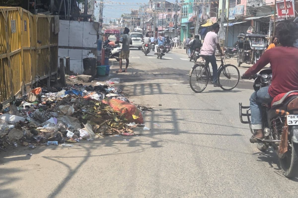 शहर के हर चौक-चौराहे पर कचरे का अंबार, मुख्य बाजार भी गंदगी की चपेट में