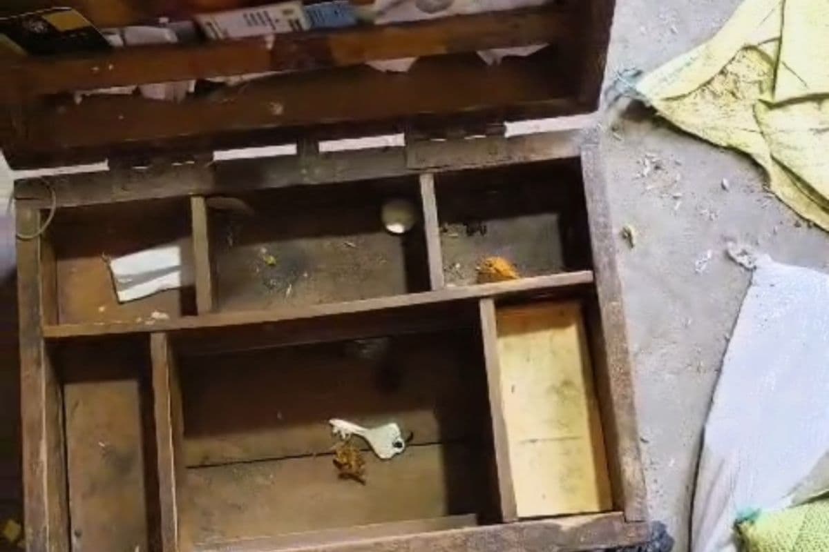 नवादा में बाजार बंद होते ही चोरों ने दीवार काटकर दुकान से नकदी,कागजात और सामान लेकर फरार