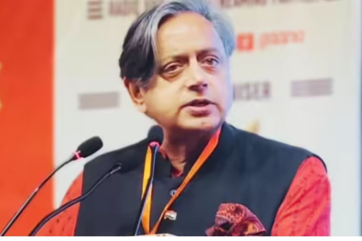 पासपोर्ट विवाद पर थरूर का तंज,  बोले- कानून में बड़ा विरोधाभास