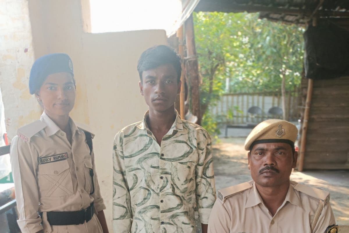 छपरा कचहरी स्टेशन पर मोबाइल चोर गिरफ्तार, दो चोरी के फोन बरामद