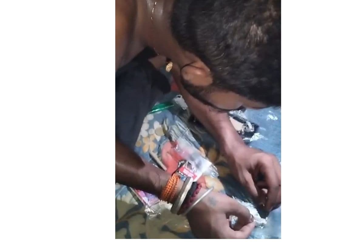 कोढ़ा में स्मैक की पैकिंग करते युवक का वीडियो वायरल, सनसनी फैलने के बाद एक्शन में पुलिस