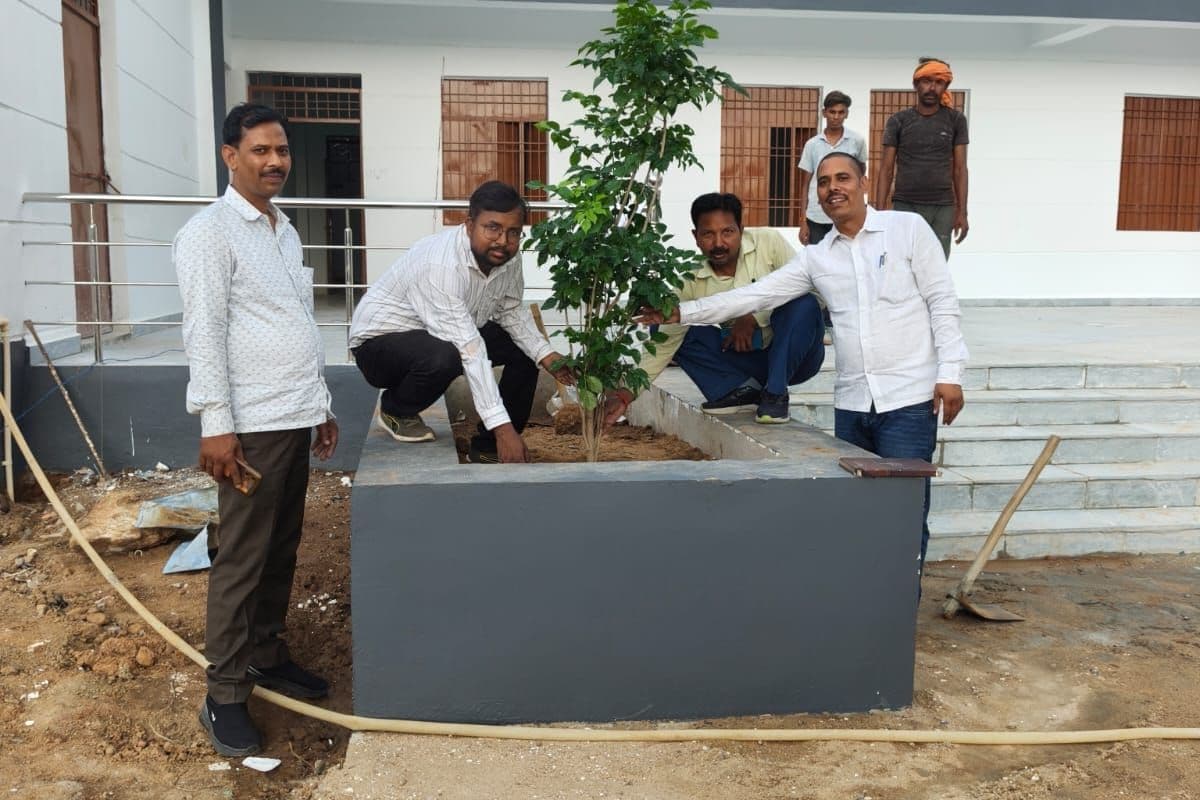 छकरबंधा पंचायत सरकार भवन का एसडीओ ने किया निरीक्षण, कार्यों की प्रगति का जायजा लिया