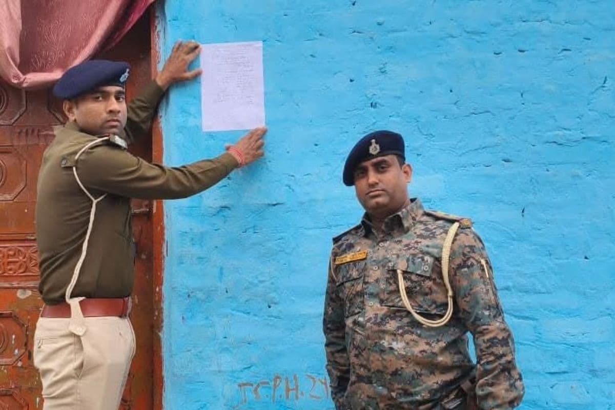 वार्ड पार्षद हत्याकांड के फरार अभियुक्तों के घर चिपकाया इश्तेहार, पुलिस ने दी आत्मसमर्पण की चेतावनी