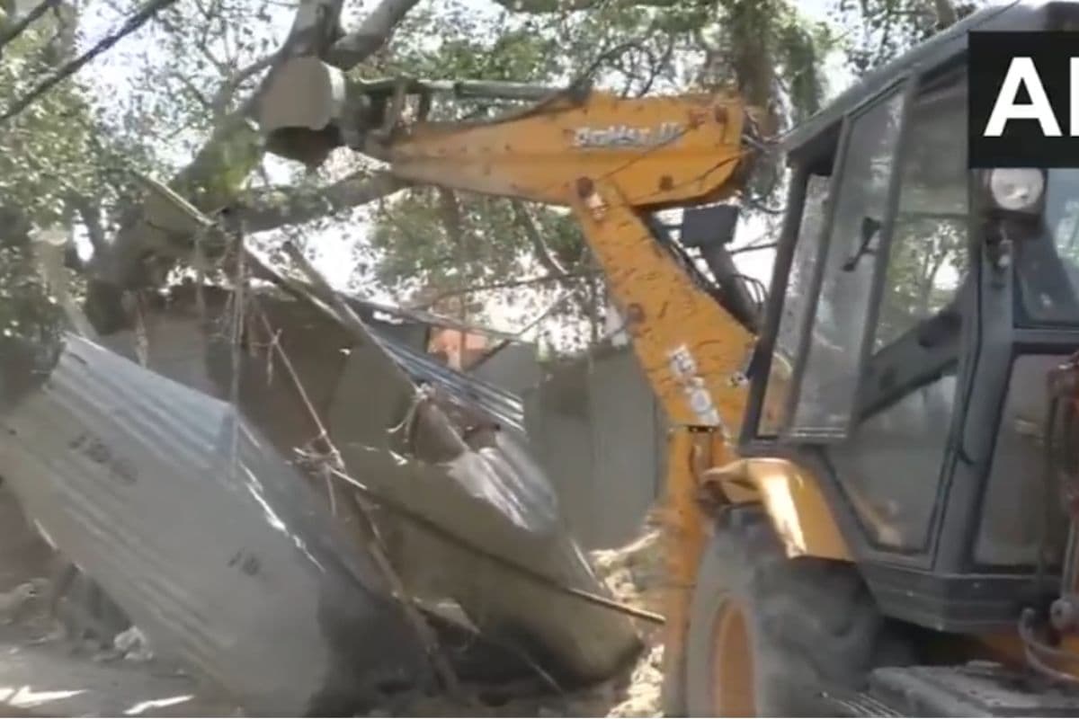 यूपी के संभल में गरजा बुलडोजर, भागीरथ तीर्थ के पास हुए अतिक्रमण पर हुआ एक्शन