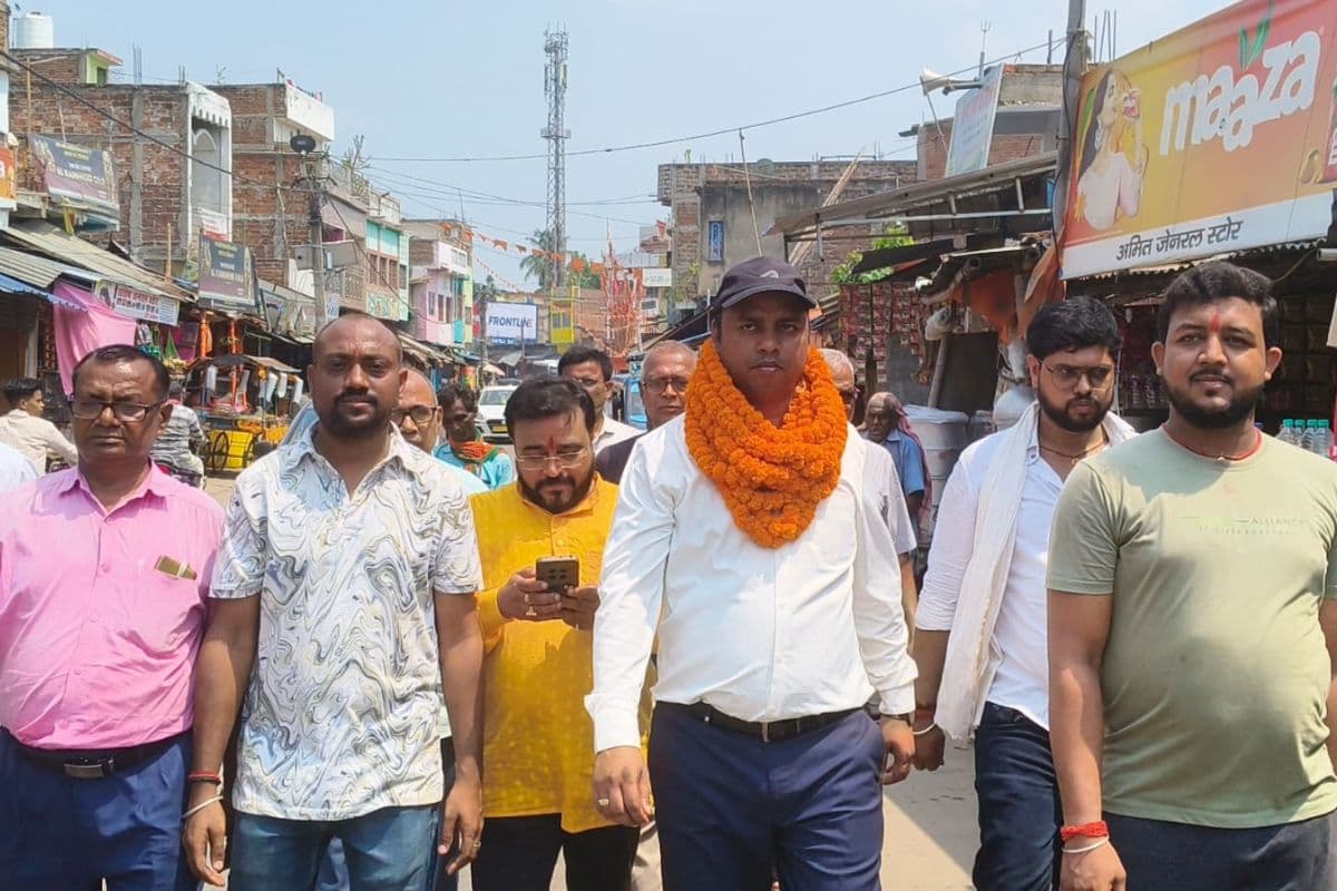रिवेन्यू ऑफिसर बने संतोष का बैंड-बाजे और पुष्पवर्षा के बीच भव्य स्वागत, गर्व से झूम उठा सुईया बाजार