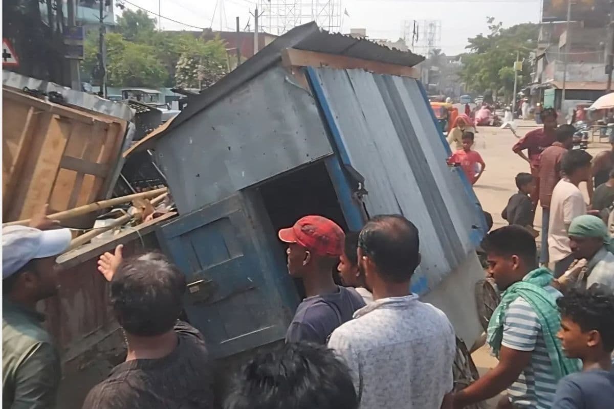 अररिया में अतिक्रमण पर चला नगर परिषद का बुलडोजर