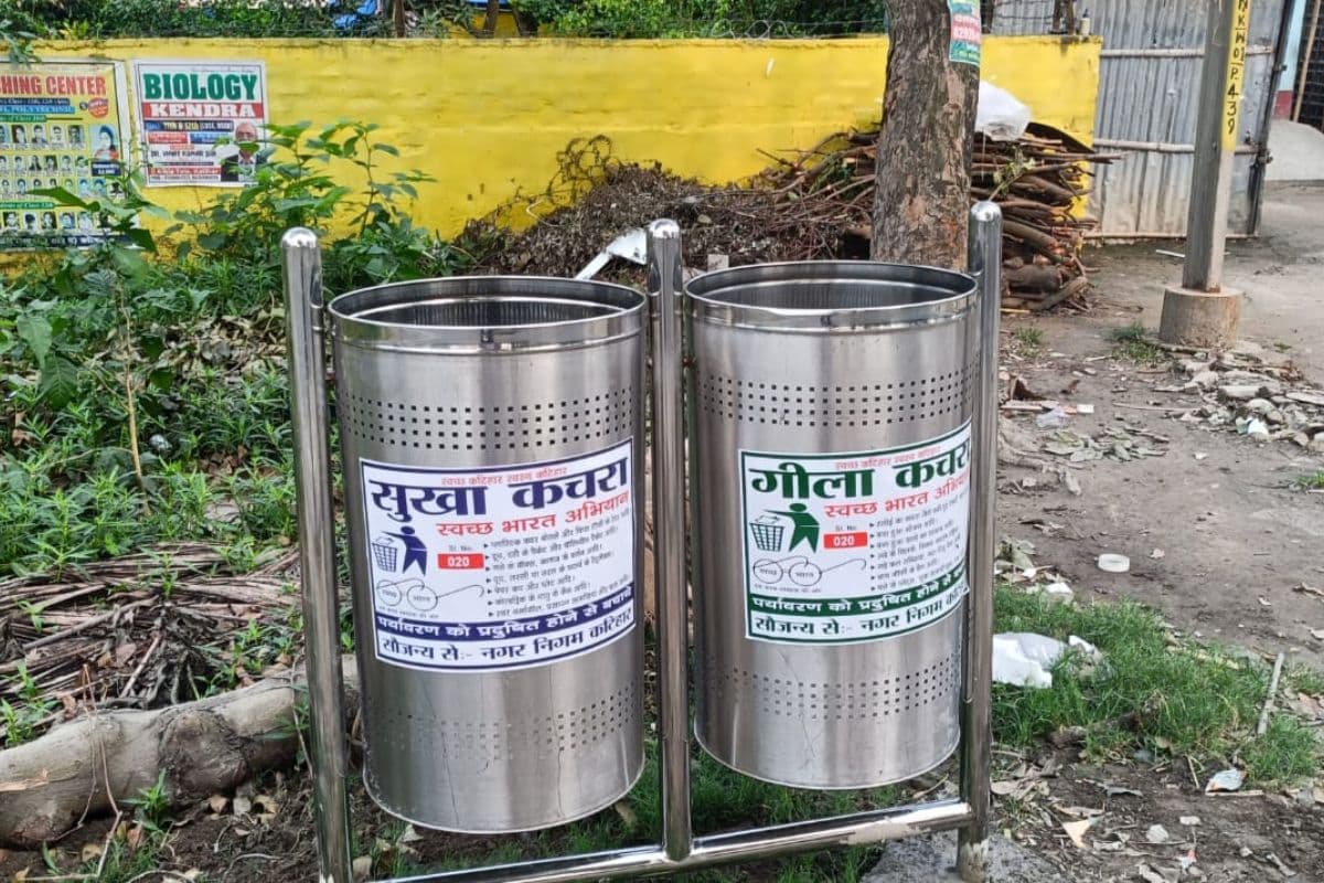डोर-टू-डोर के झंझट से मुक्ति के लिए सड़कों पर लगे टू-बिन, न्यू मार्केट से पायलट प्रोजेक्ट शुरू