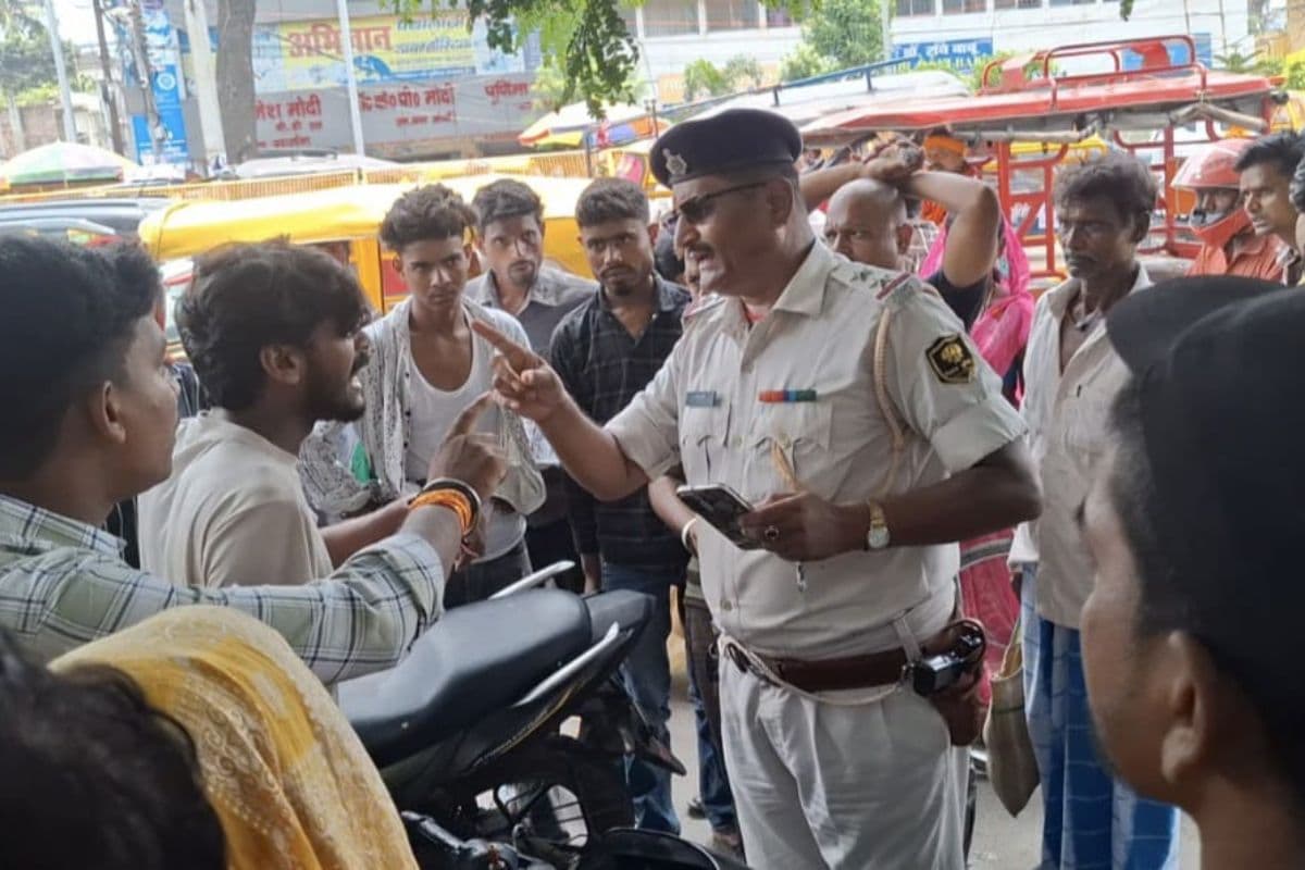 बिना हेलमेट धराया बाइक चालक तो पुलिस से करने लगा नोकझोंक, भीड़ जुटने पर चकमा देकर हुआ फरार
