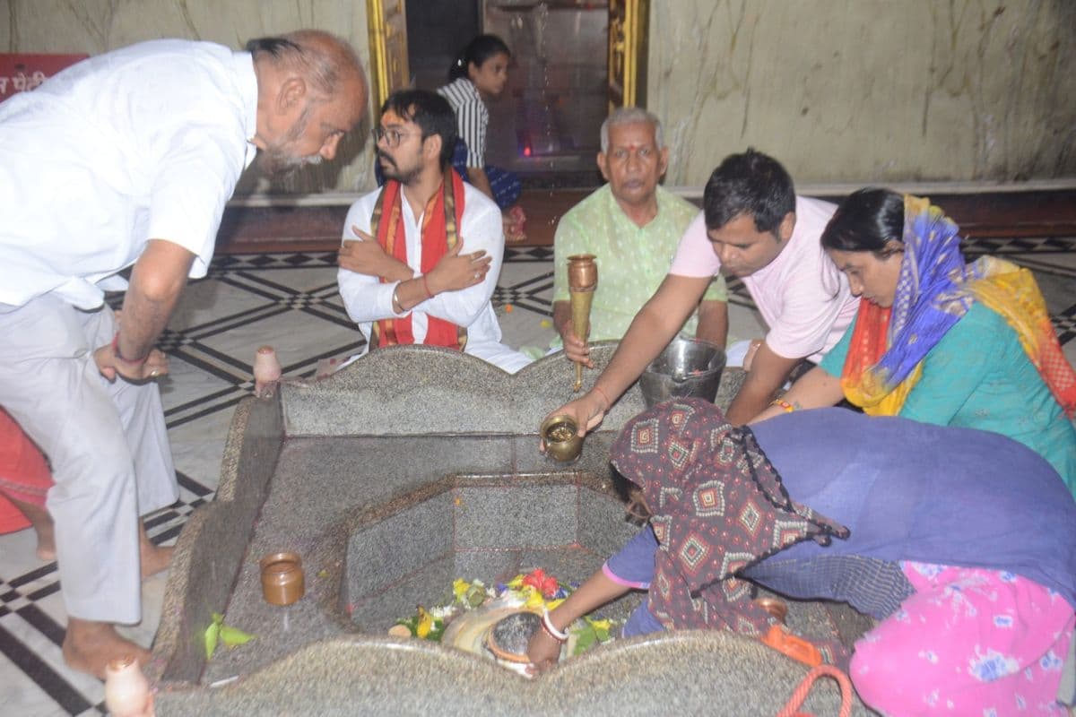 बाबा बूढ़ानाथ के दरबार में गूंजे मंत्रोच्चार, श्रद्धालुओं ने की पूजा-अर्चना