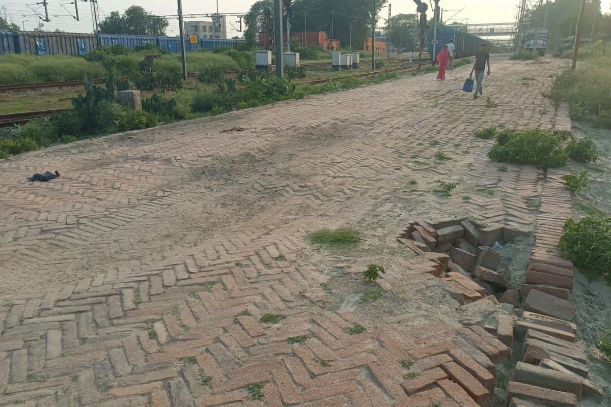 मानसी रैंक प्वाइंट एप्रोच पथ निर्माण में अनियमितता का आरोप, ग्रामीणों ने की जांच की मांग