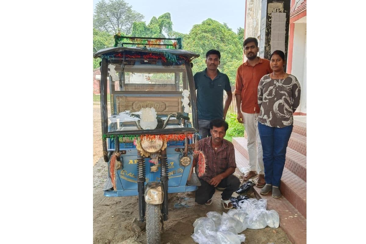 कटिहार में उत्पाद विभाग की बड़ी कार्रवाई, अंचल कार्यालय के पास ई-रिक्शा से 22 लीटर विदेशी शराब बरामद, तस्कर गिरफ्तार