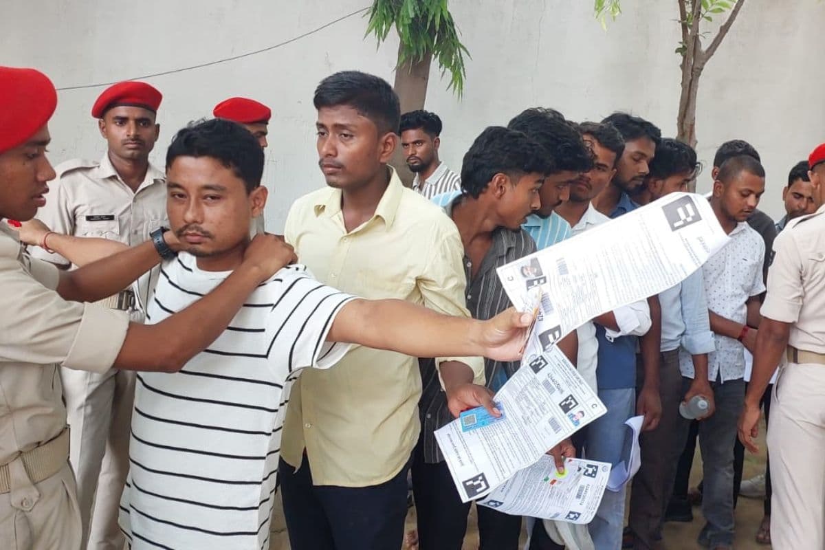 Constable Recruitment Exam: लखीसराय में दूसरे दिन भी 11 केंद्रों पर शांतिपूर्ण हुई  सिपाही भर्ती परीक्षा