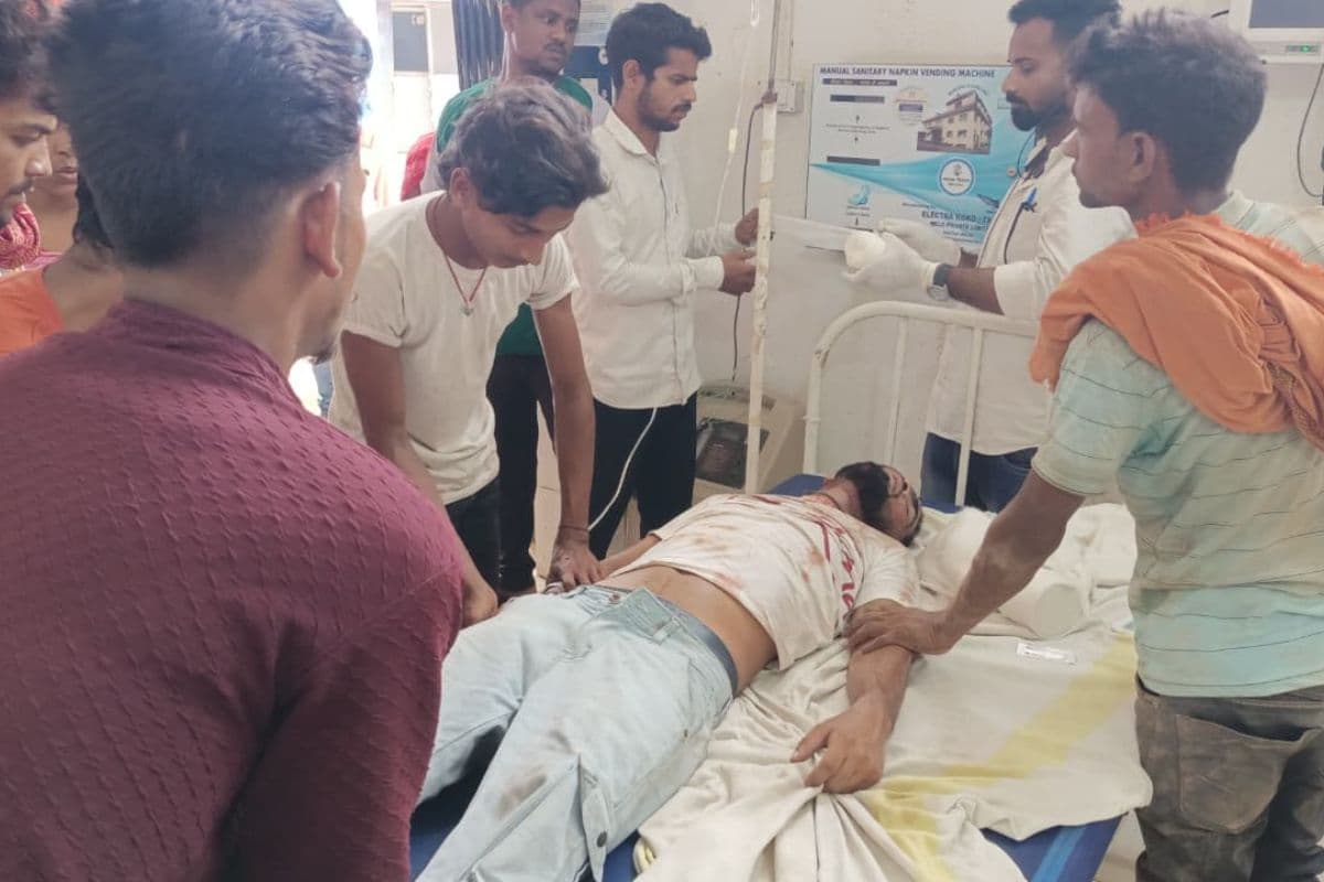 सड़क पार कर रहे युवक को बाइक ने मारी जोरदार टक्कर, दो घायल गंभीर हालत में रेफर