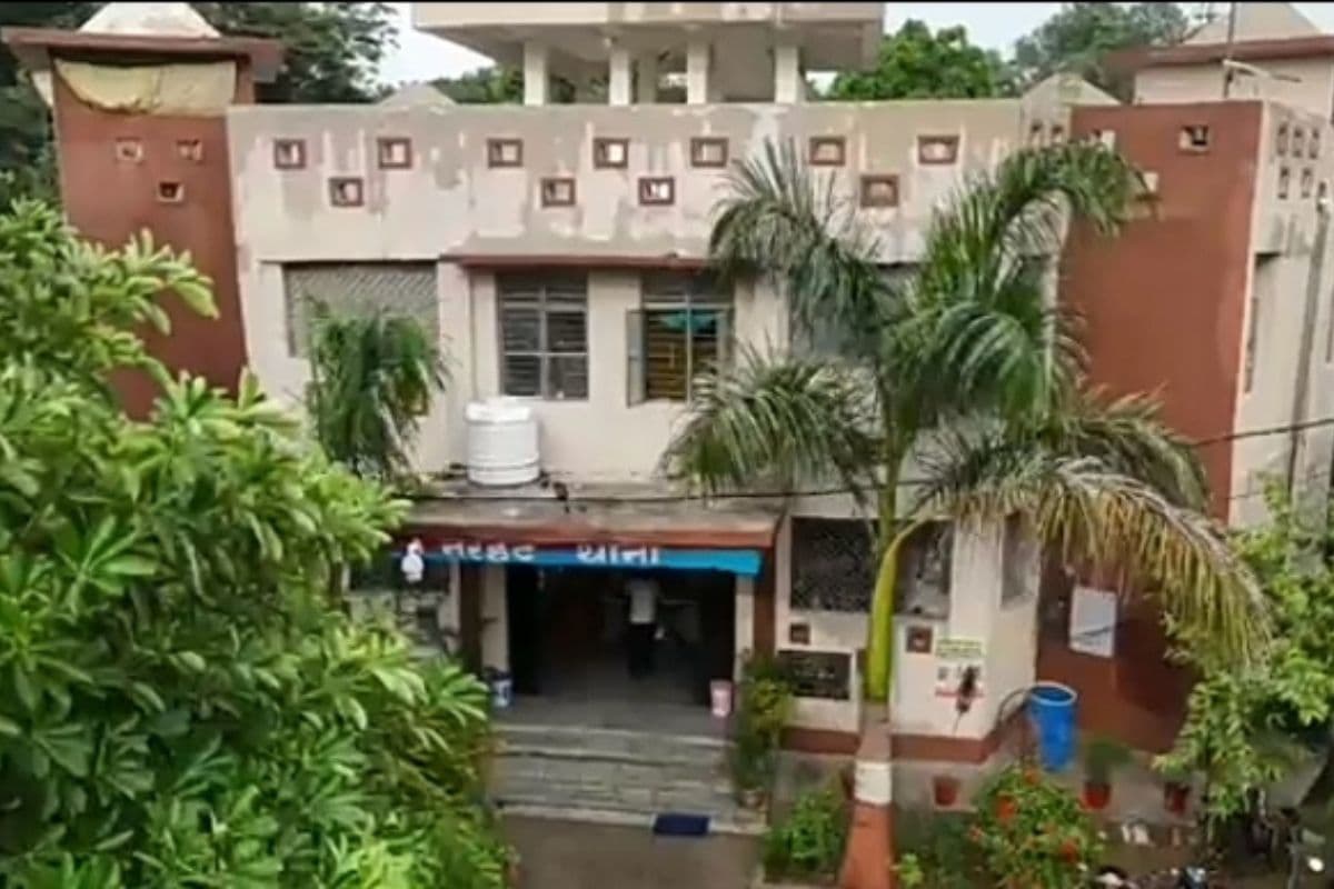 नवादा दाय बिगहा हत्याकांड में पत्नी के बयान पर 4 नामजद आरोपियों की तलाश में पुलिस की ताबड़तोड़ छापेमारी