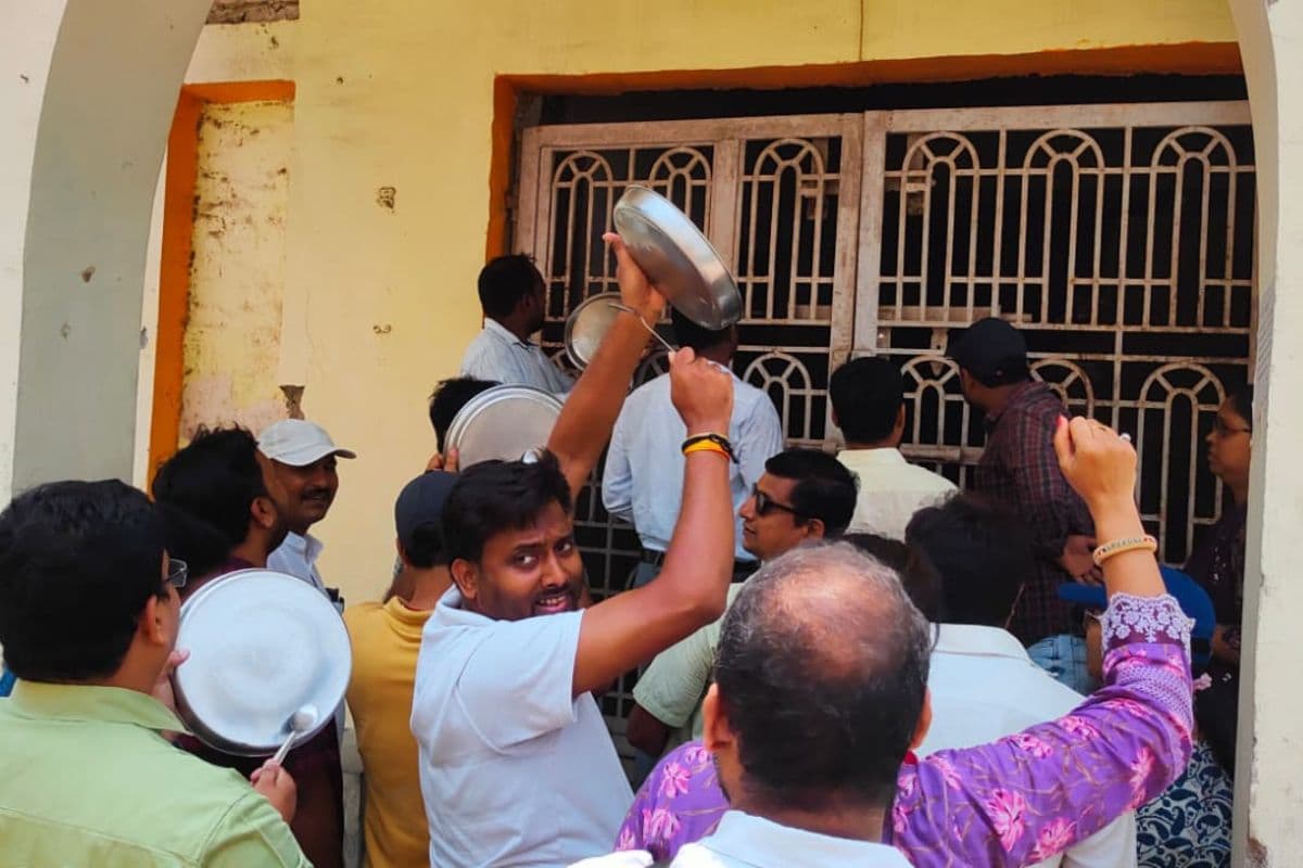 टीएमबीयू में अतिथि शिक्षकों ने थाली पीटकर जताया विरोध, हटाने के फैसले पर उठाए सवाल