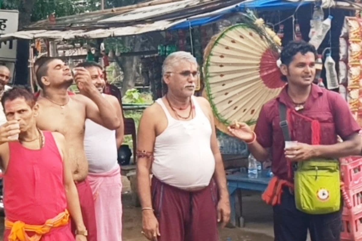उमस भरी गर्मी में बाबा बैद्यनाथ को ‘पंखा’ झलने खगड़िया का शिवभक्त रवाना