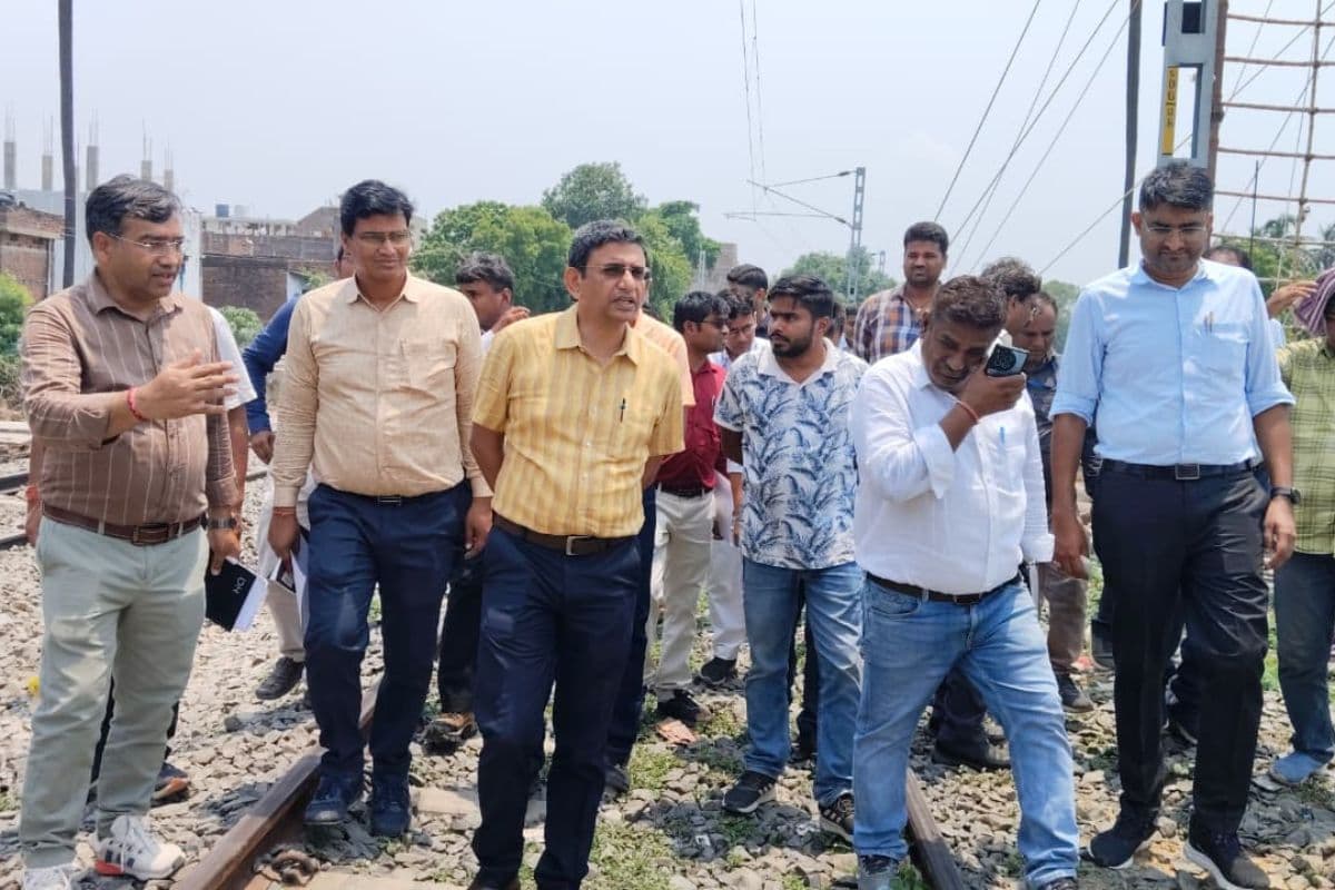 डीआरएम ने भागलपुर गुमटी नंबर 1 से 3 नंबर तक बन रहे संटिग लाइन का किया निरीक्षण