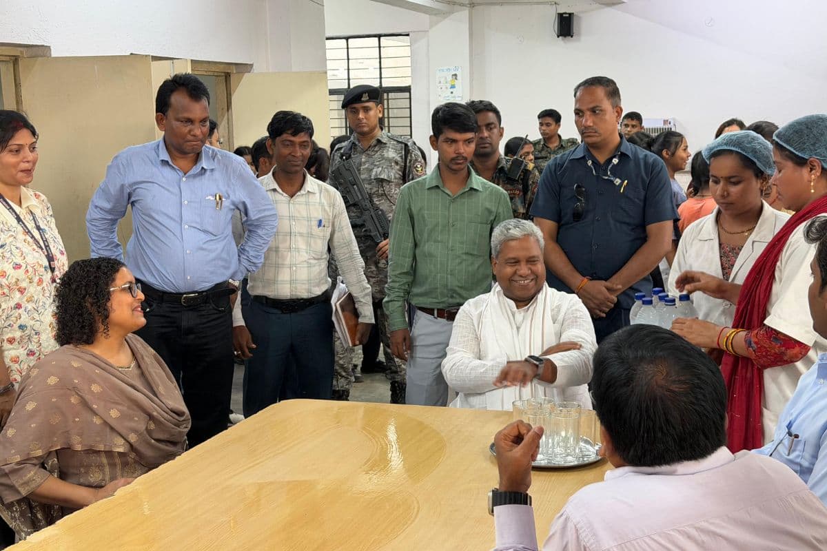 नवादा में प्रभारी मंत्री ने आवासीय विद्यालय का किया निरीक्षण, बोले- बच्चों को मिले गुणवत्तापूर्ण और सुरक्षित माहौल