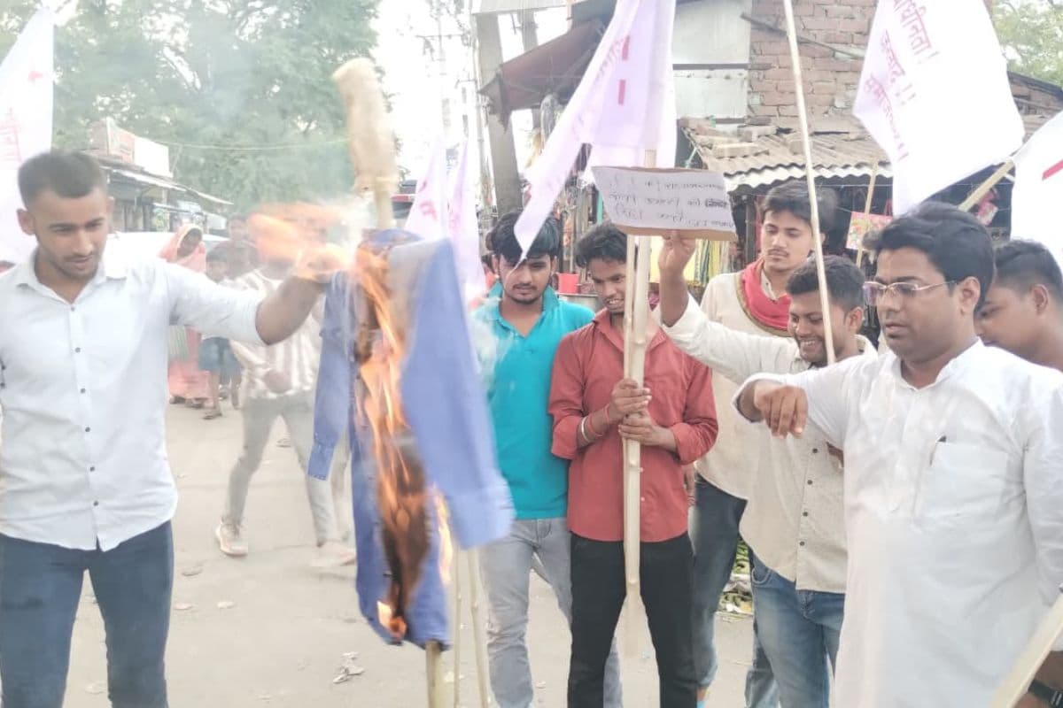 बेगूसराय: कांति कुमारी की गिरफ्तारी के विरोध में सड़कों पर उतरे, डीवाईएफआई व एसएफआई कार्यकर्ताओं ने किया प्रदर्शन