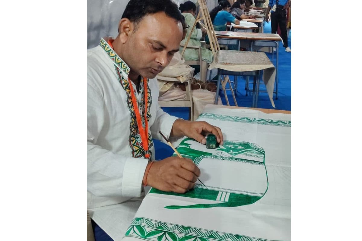 भोपाल के बाद अब बेंगलुरु में पवन सागर ने 13 प्रांतों के कलाकारों के बीच गाड़ा मंजूषा का झंडा
