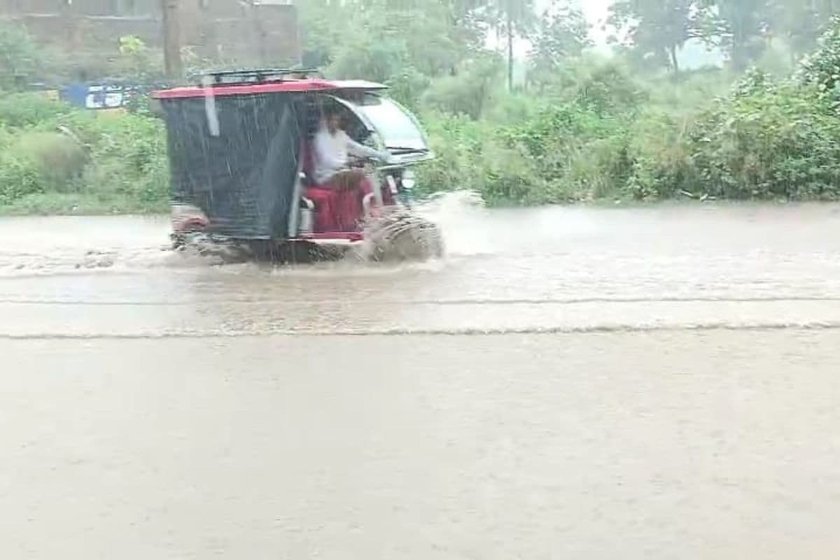 कटोरिया में झमाझम बारिश से खिल उठे किसानों के चेहरे, बाजार में कई जगहों पर जलजमाव