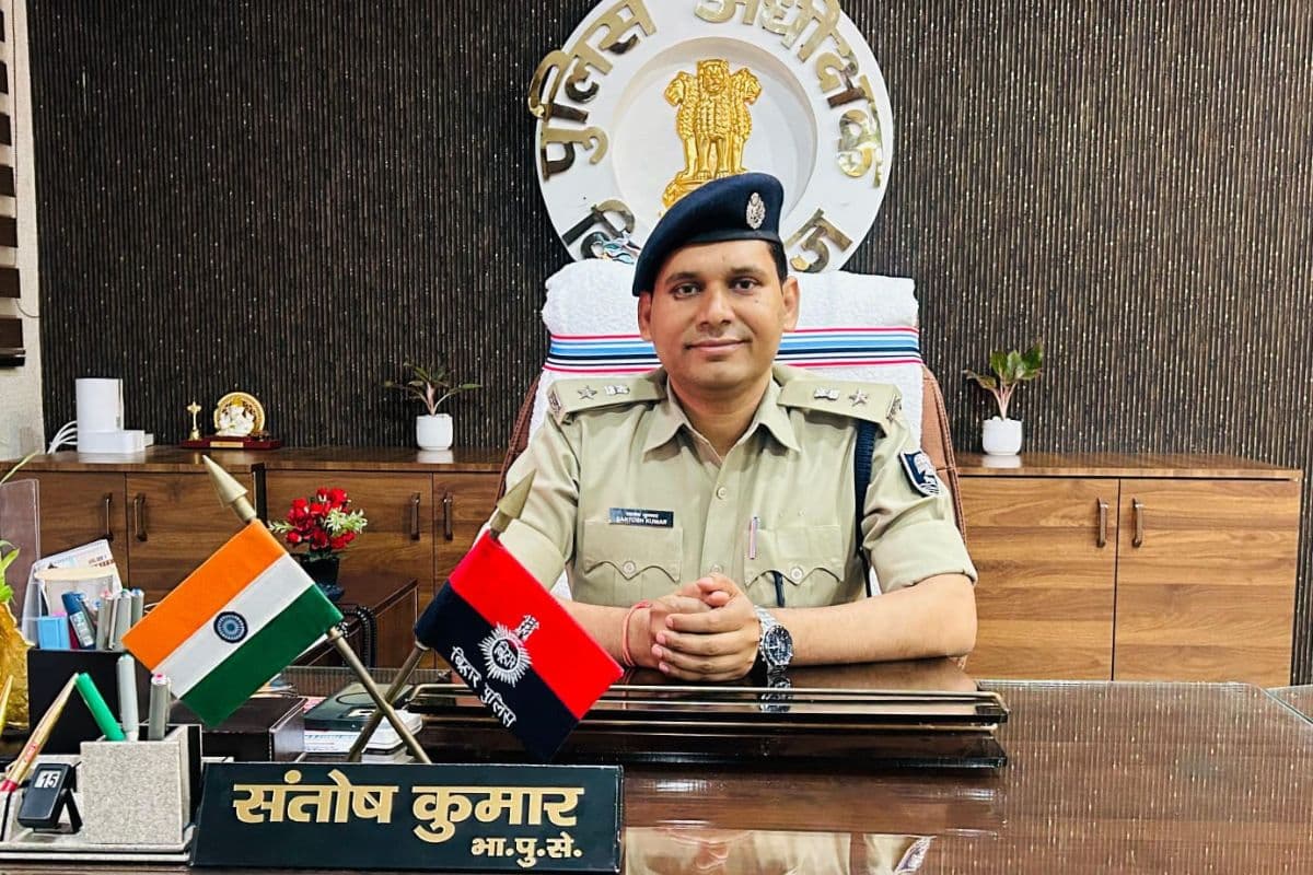 मुहर्रम ड्यूटी में मोबाइल चलाना पड़ा भारी, एसपी ने महिला सिपाही को किया तत्काल निलंबित