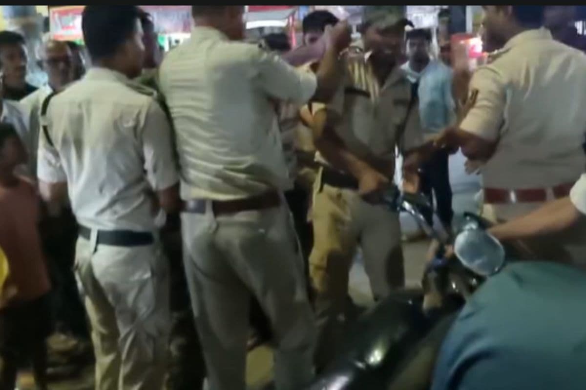 नवादा के प्रजातंत्र चौक पर युवक की पुलिस ने की पिटाई, वीडियो सोशल मीडिया पर वायरल